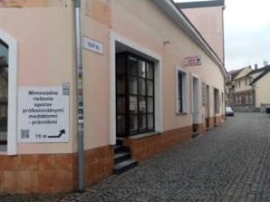 Vchod do predajne z ulice Dolný val